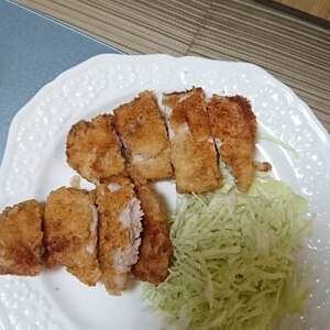 チーズ入りトンカツ人参ツナ炒め添え